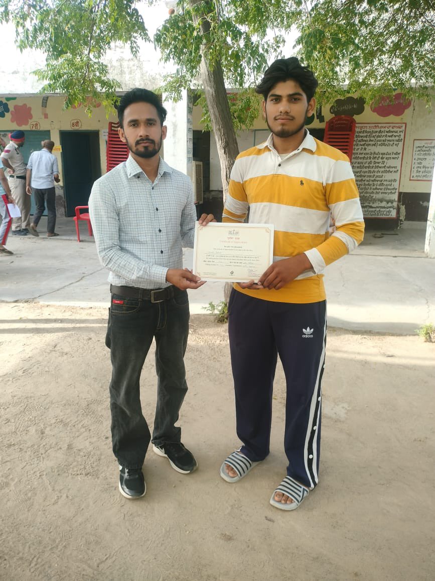 deosangrur's tweet photo. Sangrur district administration felicitated young voters who exercised their right to vote first time in the general election of PC 12 Sangrur.
#LokSabhaElections2024  #TheCEOPunjab #NoVoterToBeLeftBehind #ChunavKaParv #YouAreTheOne #ivoteforsure #PunjabVotesOn1June #IssVaar70Par https://t.co/TvsVf7KyWf