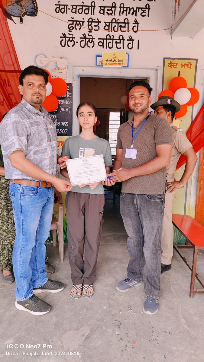 deosangrur's tweet photo. Sangrur district administration felicitated young voters who exercised their right to vote first time in the general election of PC 12 Sangrur.
#LokSabhaElections2024  #TheCEOPunjab #NoVoterToBeLeftBehind #ChunavKaParv #YouAreTheOne #ivoteforsure #PunjabVotesOn1June #IssVaar70Par https://t.co/TvsVf7KyWf