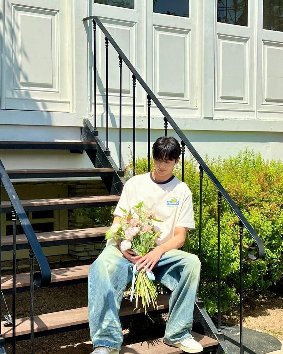 bbyeonwooseok's tweet photo. 💐☀️

#변우석 #Byeonwooseok #ビョンウソク https://t.co/CzfIpHcHpA