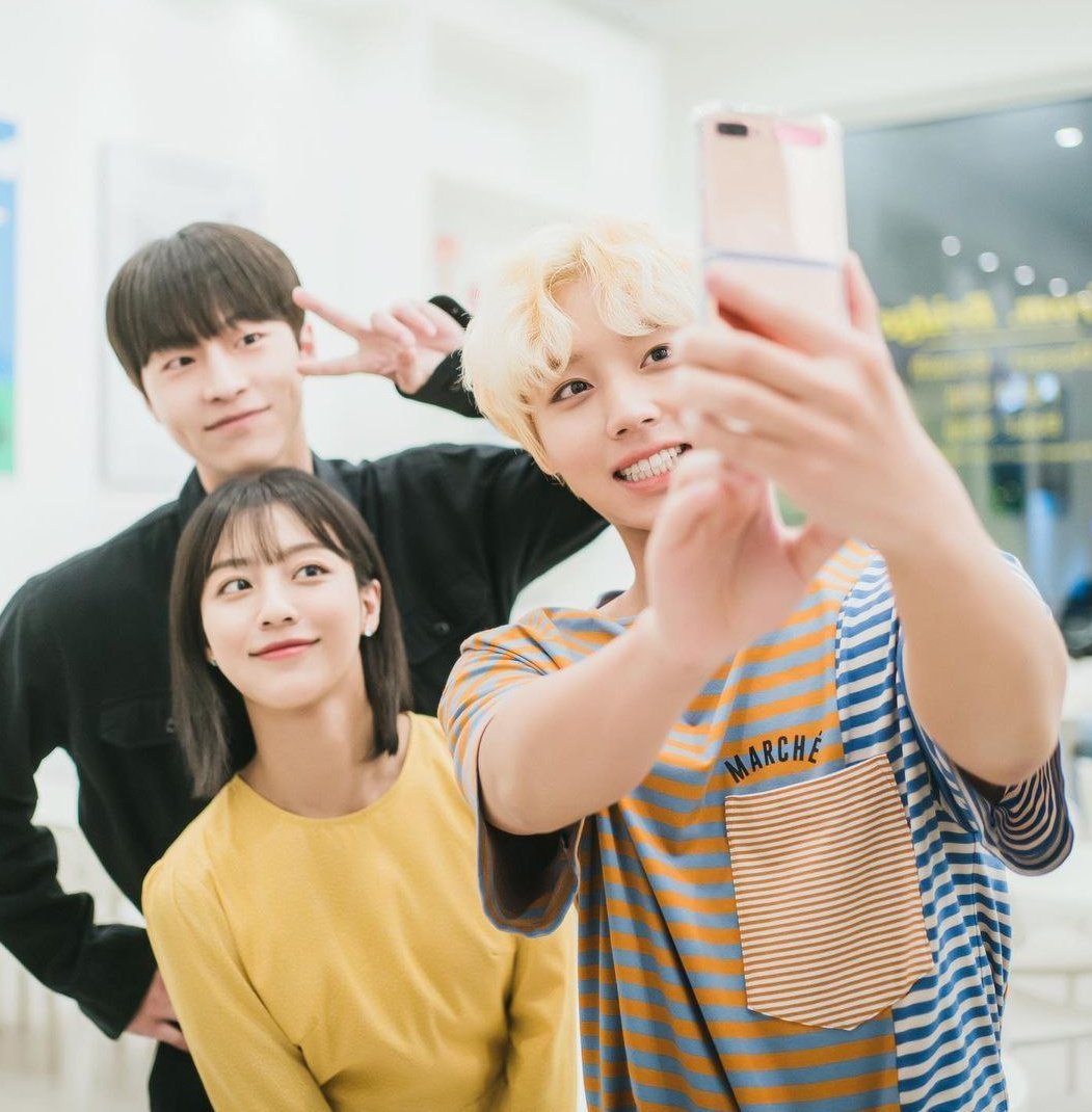 _pjh4ever_'s tweet image. 🐰🎬
Drama Filming Days

Jihoonie + co-stars selca 🤳

✨️ Always love to see my boy 
has a happy working time with those good actors/actresses ✨️

💚 #FlowerCrew
💛 #AtADistanceSpringisGreen
💖 #WeakHeroClass1 

#ParkJihoon #박지훈