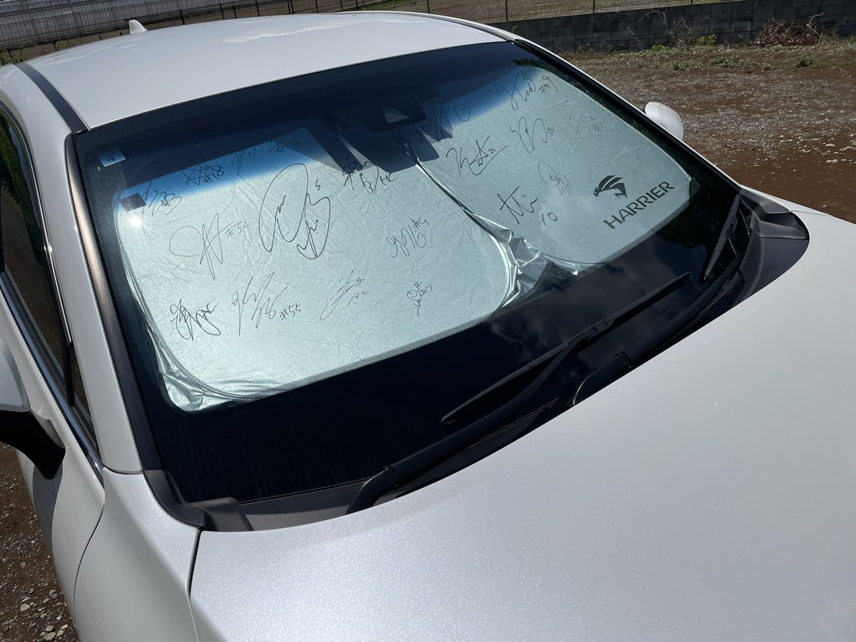 Cham97_'s tweet photo. この前のファン感にて✨
大好きな車に大好きな人達のサイン！
見るたびにニヤニヤしてしまう。。

そして
バック＆ユニも
サインが入ったことにより
ようやく完成！！

#越谷アルファーズ
#ファン感
#サンシェードにサインというチョイス
#必翔
#B1昇格
#7松山駿推し
#49飯田鴻朗推し https://t.co/NzL6FgWZ3Z