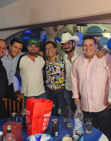 ElTxoroMatutino's tweet photo. Desvían más de 27 millones de pesos públicos a la campaña de Margarita González  de Morena en Morelos. 

Omar Taboada  Secretario de Desarrollo Agropecuario de Morelos desvió más de 27 millones de pesos a la campaña de Margarita González Saravia ya que por instrucciones  de Cuauhtémoc  Blanco y Ulises Bravo adjudicó un contrato de fertilizantes a los mejores amigos de los hermanos Blanco Bravo e íntimos de la fiesta y el fútbol, Salvador Bahena y su prestanombres José Luis Tovar. La manera de operar fue sencilla ya que no se explica como en una licitación pública nacional haya ganado una empresa a nombre de una persona física con actividad empresarial como lo es José Luis Tovar por un monto tan escandaloso como si  no existieran  empresas interesadas en el ramo a nivel nacional. José Luis Tovar ha sido favorecido en otros contratos bajo la modalidad de invitación a 3 personas, lo sospechoso también es que uno de los ofertanres competidores de dicha licitación aparece también en otros concursos de invitación a 3 empresas lo que deja claro el fraude y  el modo de operar de los cercanos a Margarita. 

Una vez realizado el pago al proveedor amigo, se devolvió más del 30% en efectivo a Ulises Bravo con lo que se estaría financiando la operación de los coordinadores de defensa del voto de Margarita González Saravia y Alejandra Flores a decir de los ejidatarios que prefirieron ser anónimos los cuales se quejan que les han entregado solo la mitad de los fertilizantes. 

La operacion política recae en  Jaime Juárez secretario  de la CEAGUA quien paga brigadas de promoción en cuernavaca y otros municipios y compra insumos publicitarios  de Morena. 

Omar Taboada también utiliza  el fertilizante para beneficiar solo a campesinos de la región de puente de Ixtla de donde es oriundo y utilizarlo para hacer proselitismo en favor de Margarita González y la candidata de puente de Ixtla Claudia Mazari, sin dejar fuera la vida d flujos que se da en Secretario en hoteles y restaurantes que con una noche superan su sueldo mensual. 

Corrupción, tráfico de influencias, favoritismo y un gran cinismo en el manejo de el dinero público de Morelos es lo que ha prevalecido 6 años del gobierno del Cuau y su candidata Margarita González que por cierto fue su secretaria de confianza durante más de 6 años.