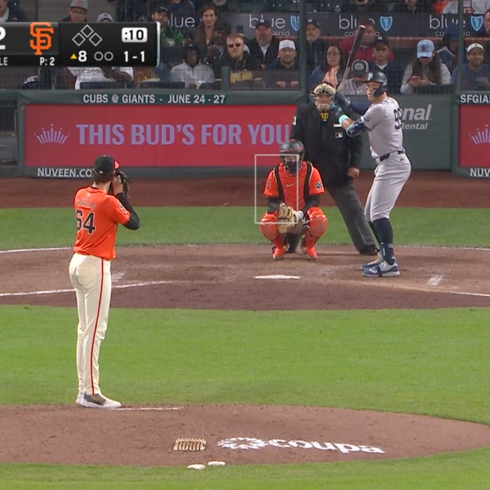 This is what 6'11' vs. 6'7' looks like on a baseball field