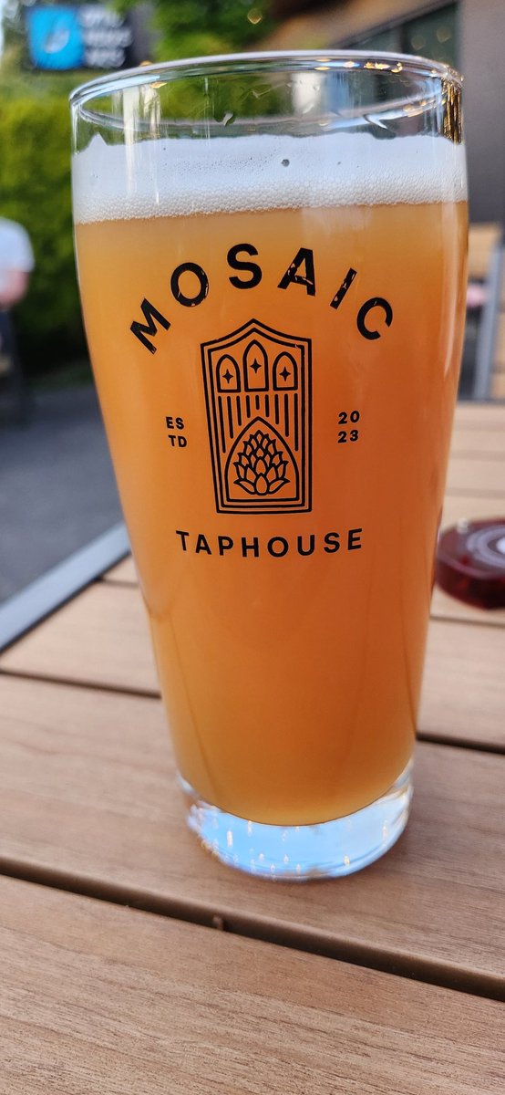 La joya de hoy es esta American IPa con guayaba. La Guavador Dali de <a href="/OCBeerCo/">Oregon City Brewing</a> en #CervezasDeLaBarbaSabia