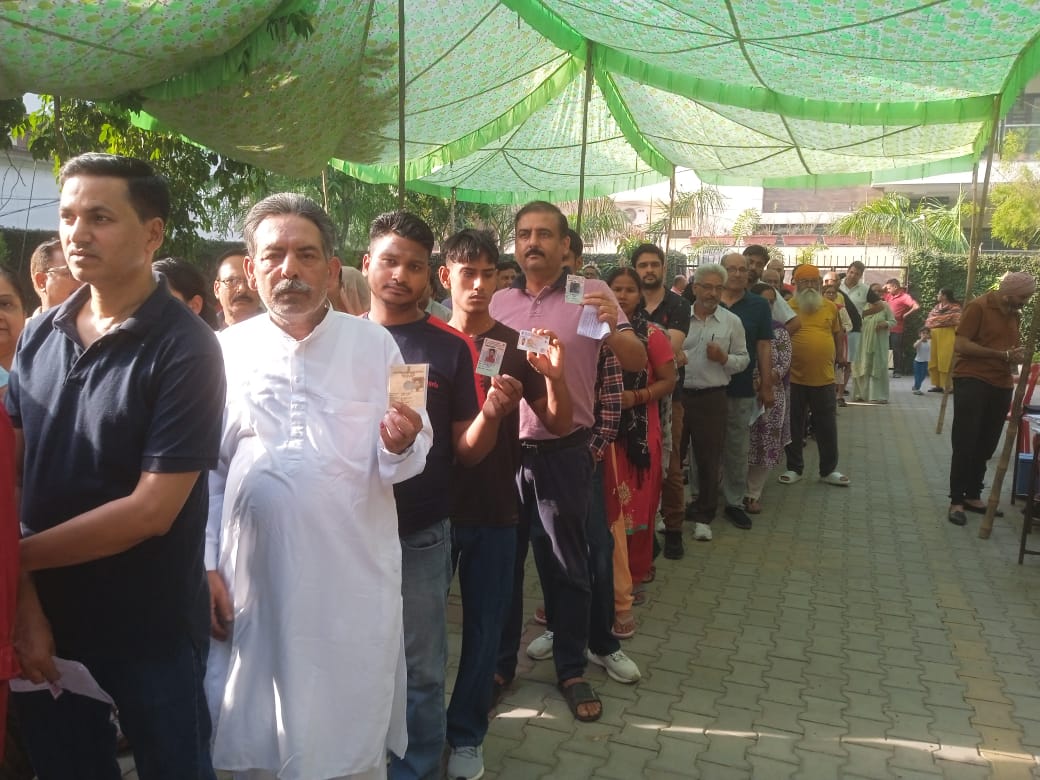 AIRRNUJalandhar's tweet image. Voters in long queues at booth no 36 in Jalandhar north segment of Jalandhar loksabha constituency.

@TheCEOPunjab @PIBChandigarh @CBC_Chandigarh
@ECISVEEP @PIB_India @PIBChandigarh @CBCJalandhar @DDNewslive @DDNational