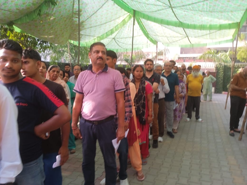 AIRRNUJalandhar's tweet image. Voters in long queues at booth no 36 in Jalandhar north segment of Jalandhar loksabha constituency.

@TheCEOPunjab @PIBChandigarh @CBC_Chandigarh
@ECISVEEP @PIB_India @PIBChandigarh @CBCJalandhar @DDNewslive @DDNational