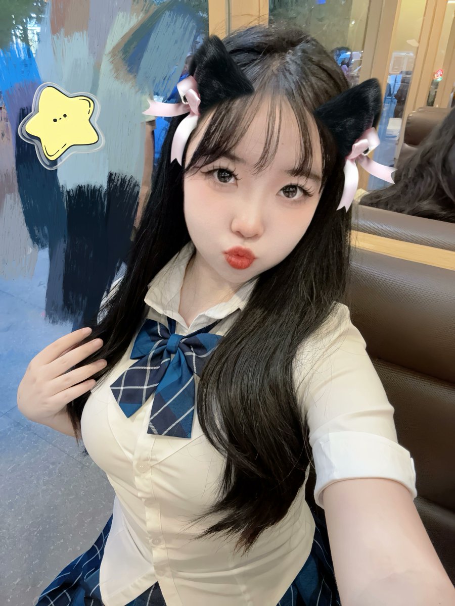 fatlatiao's tweet photo. 戴眼镜才是反差？那我是纯烧吗？
#女大学生 #jk #反差 https://t.co/uNfIVSgJS8