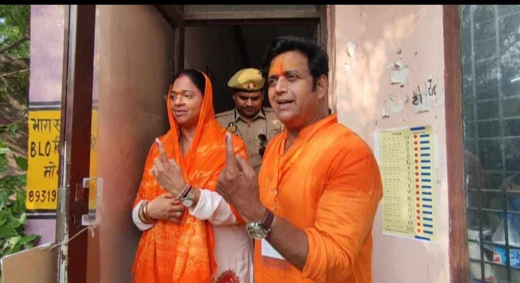 MishraItsvikash's tweet image. लोक तंत्र के महापर्व पर अपनी धर्म पत्नी @PritiKishan
शुक्ला जी के साथ आज मेरा वोट कमल के निशान पर
#voteformodiji
आपका अपना सांसद गोरखपुर 🚩
आप सभी घर से बाहर निकल कर 
अपना मतदान करना ना भूलें
#ModiKaParivaar  श्री
@ravikishann शुक्ला  जी
#abkibaarphirmodisarkaar