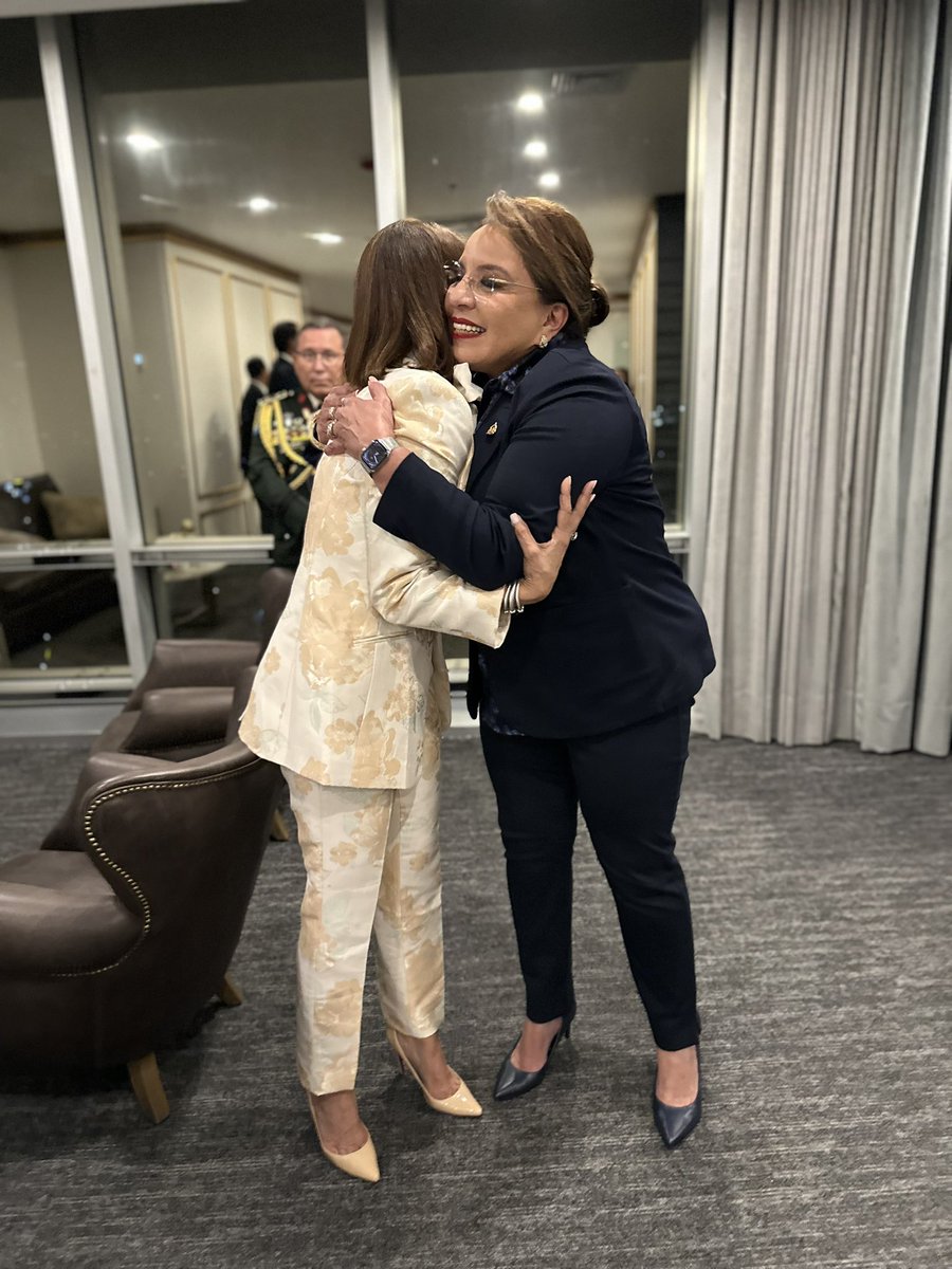 Milena Mayorga (@milenamayorga) on Twitter photo Tuve el honor de saludar a su excelencia Presidenta <a href="/XiomaraCastroZ/">Xiomara Castro de Zelaya</a> quien ha venido a la Investidura Presidencial. Tuve el honor de saludar a su excelencia Presidenta <a href="/XiomaraCastroZ/">Xiomara Castro de Zelaya</a> quien ha venido a la Investidura Presidencial.