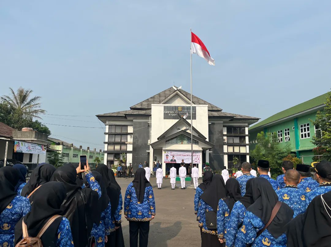 HumasSekCiawi's tweet photo. Personil Polsek Ciawi Bersama Seluruh Unsur Muspika Kec. Ciawi Melaksanakan Kegiatan Upacara Peringatan Hari Lahir Pancasila. Tingkat  Kecamatan Ciawi, Pada hari Sabtu, tanggal 01 Juni 2024 pukul 07.30 Wib s. D selesai. bertempat di Lapangan Upacara Kantor Kecamatan Ciawi Bogor. https://t.co/fgnSPRLTCG