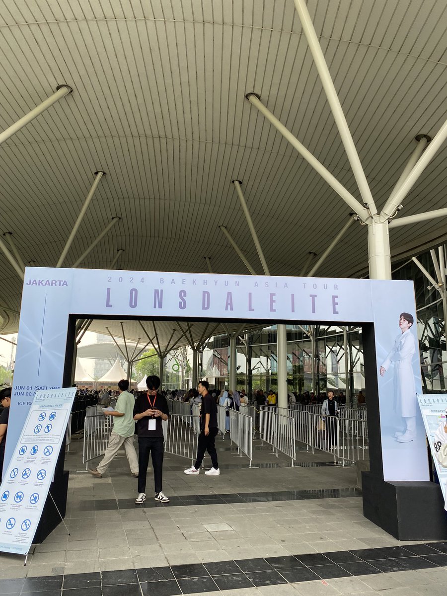 Who’s on the venue right now???😆😆