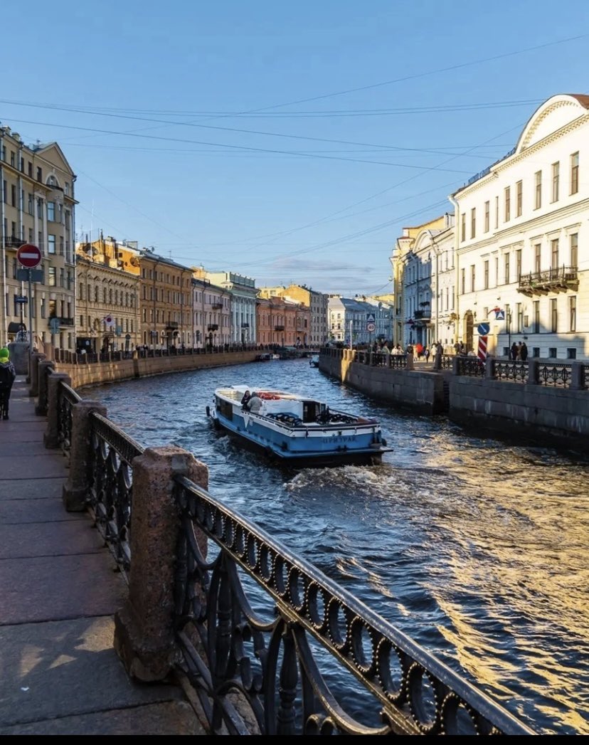 Доброе утро, Петербург!
У нас 21°, ветер 1-2 м/сек., ясно и солнечно…☀️
Солнце взошло в 3,49.
Здравствуй, лето!💐