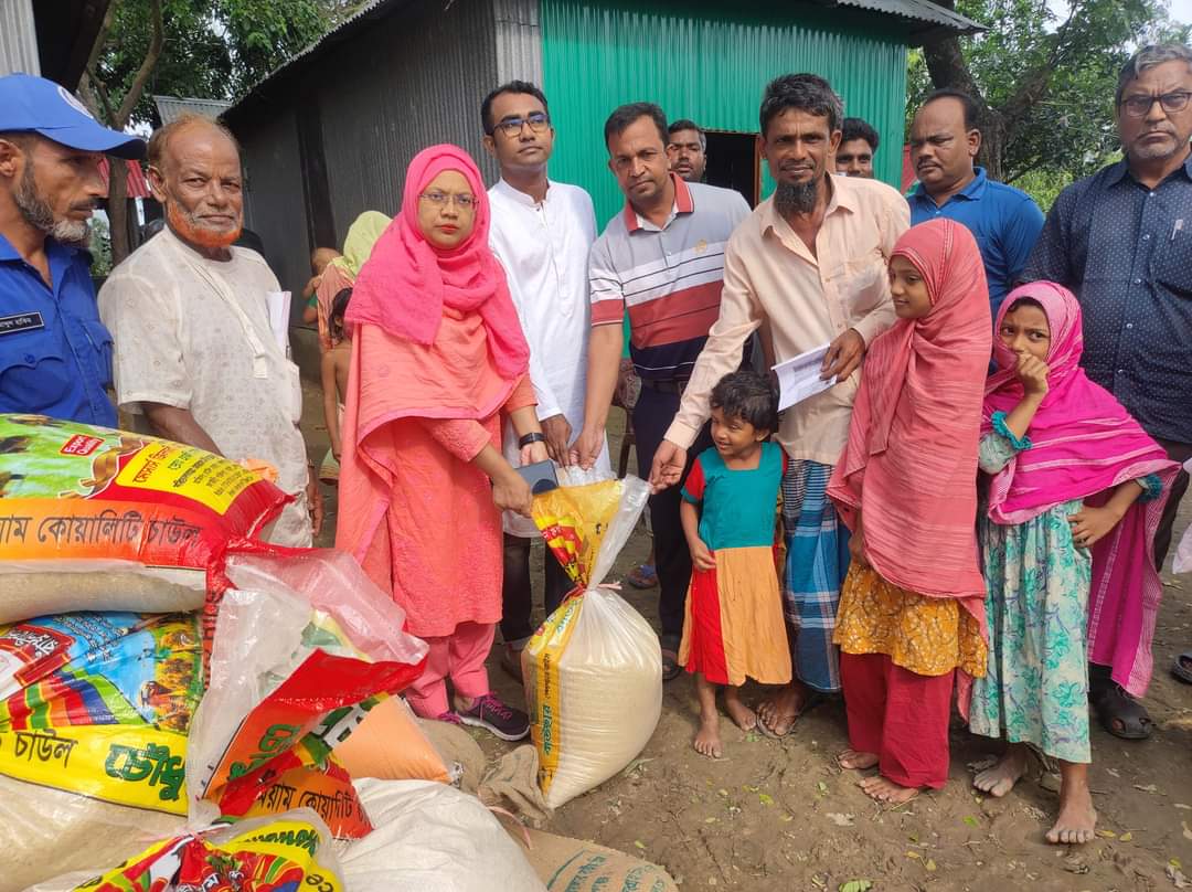 ত্রাণের চাল পেল পানিবন্দি ৬৭ পরিবার