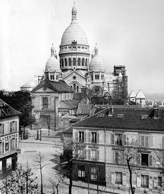 Bonjour. ☕️🥐😊 Léon et Lévy. La place du Tertre et la basilique du Sacré-Coeur avec la tour en construction ca.1910. Montmartre