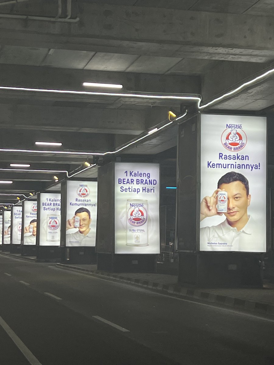 BanyuSadewa's tweet image. Apa yang brand lakukan ketika kena boikot massal?
Yak bethol! Keluarkan NICHOLAS SAPUTRA sebagai BA!

Pertanyaannya adalah : seberapa efektif branding Nicholas Saputra untuk menghalau boikot???