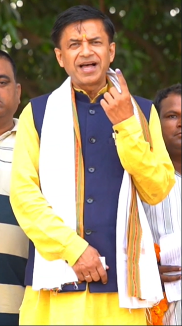 jmdnewsflash's tweet image. #Deoria लोकसभा सीट से बीजेपी प्रत्याशी शशांक मणि त्रिपाठी ने बरपार में किया मतदान।

@BJP4UP #loksabhaelection2024 #7thphasevoting #latestnews #election2024