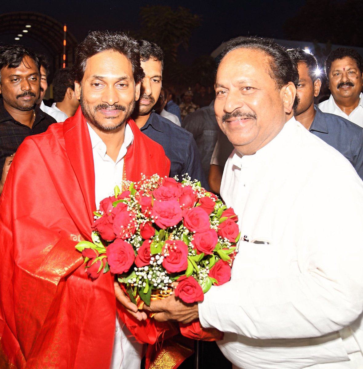 KottuOnX's tweet photo. విదేశీ పర్యటన ముగించుకొని తిరిగి రాష్ట్రానికి చేరుకున్న ఆంధ్రప్రదేశ్ రాష్ట్ర ముఖ్యమంత్రి వైయస్ జగన్మోహన్ రెడ్డి గారికి గన్నవరం విమానాశ్రయంలో స్వాగతం పలికిన డిప్యూటీ సీఎం కొట్టు సత్యనారాయణ గారు https://t.co/7KXFQp4Cg6