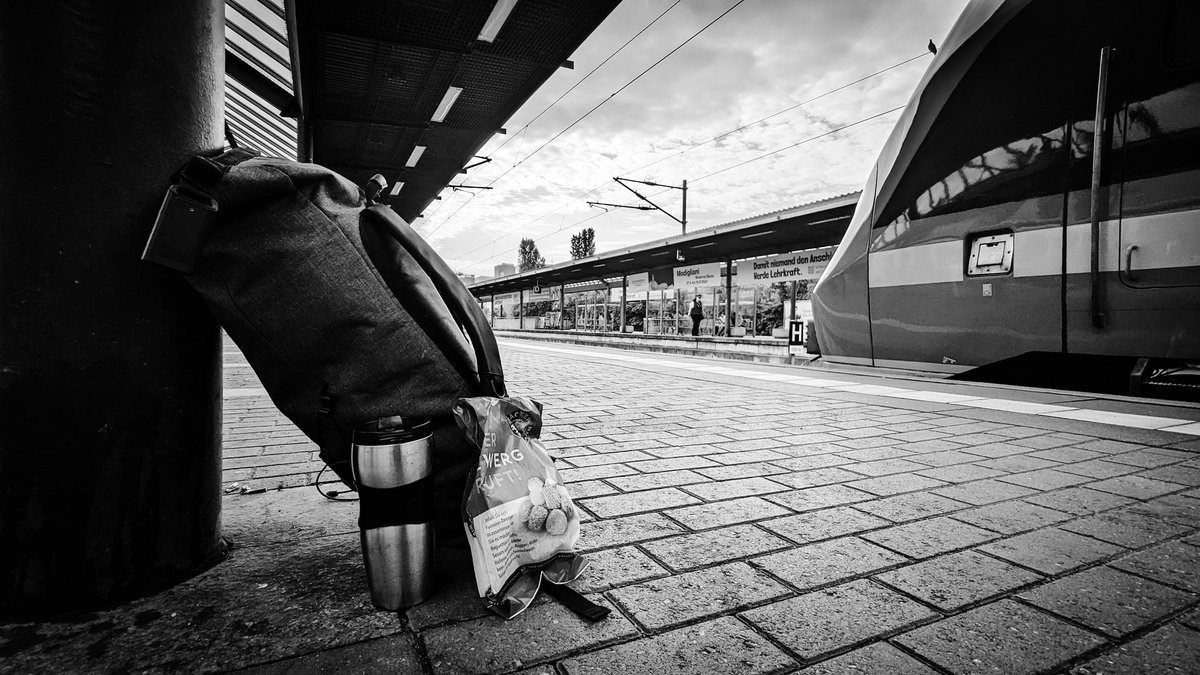 presbarhorn's tweet photo. Eine wunderschönen #GutenMorgen. Ich bin auf dem Weg nach Bremen zu einem Treffen von #Streamern und Community. 
Viele haben zugesagt und nun wird es wegen Krankheit sehr klein. ,-/
Aber es wirt #Gut. 
Bremen, ich komme. ,-)
#TwitchTV https://t.co/tQzOpk4fcm