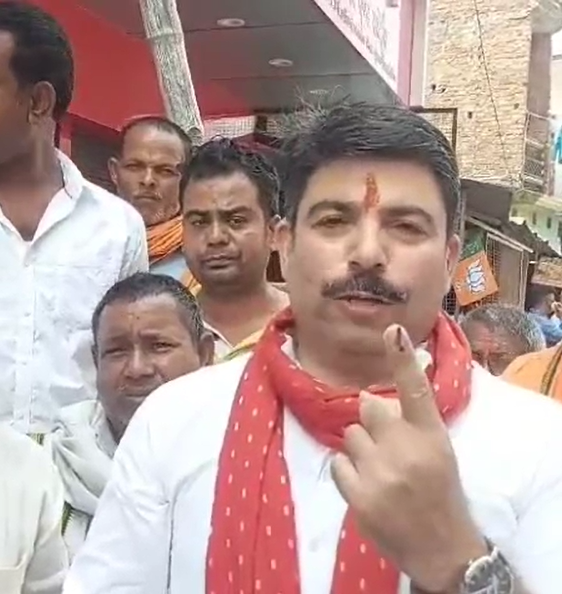 jmdnewsflash's tweet image. #Deoria से सदर विधायक शलभ मणि त्रिपाठी ने बीआरडी डिग्री कालेज में किया मतदान।

@shalabhmani @BJP4UP #loksabhaelection2024 #7thphasevoting #election2024