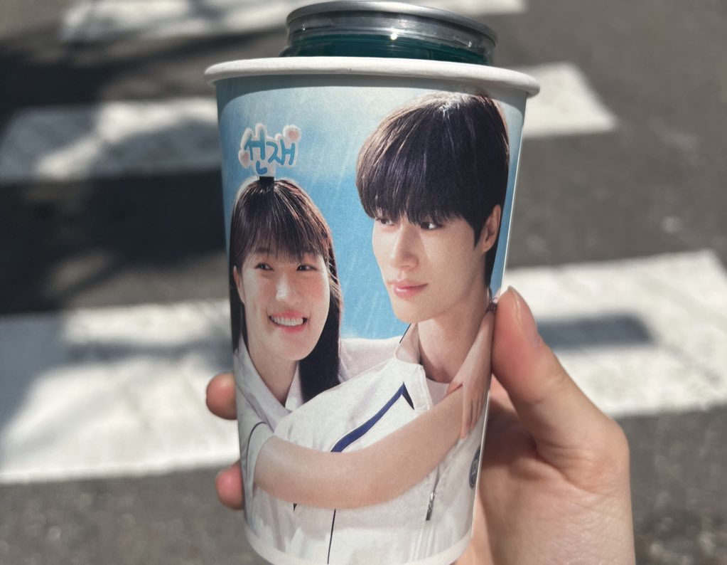 #선재업고튀어 카페 📍fan space

どこ見ても愛おしいソルソンいて幸せだった〜
카페 갔다왔는데 솔선 눈부셨어ㅓㅓㅓ🩵

#같이있자_선재솔 #youandi
#변우석 #김혜윤 #ピョンウソク #キムヘユン