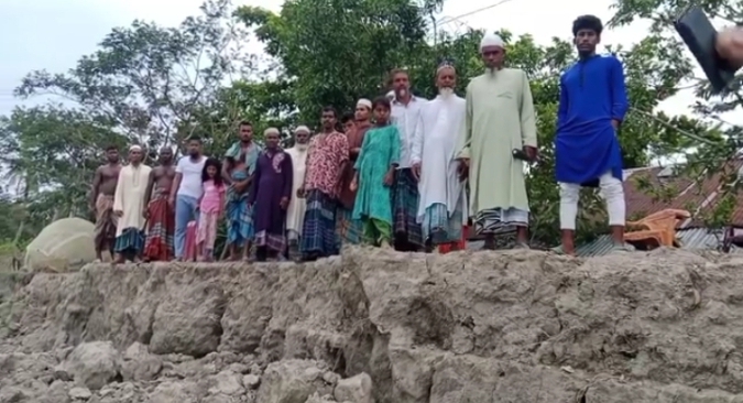 আর কিছুই চাই না বেড়িবাঁধ চাই, বাধ না হলে লাশ দাপনের জায়গা থাকবে না