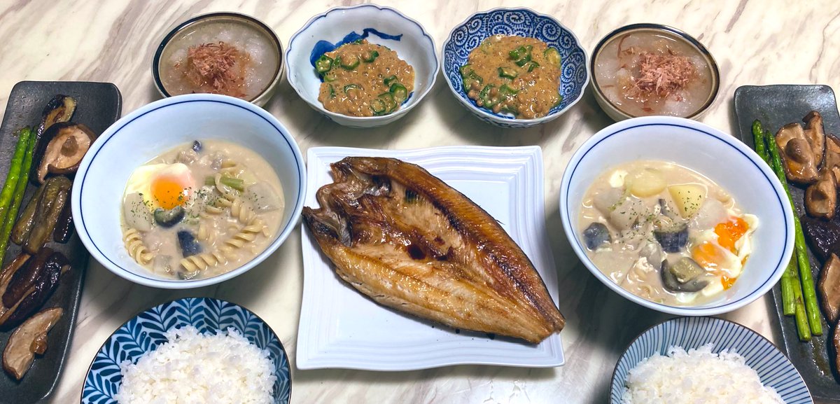 『ほっけ🐟』 本日の晩飯は、 彼女と🐟の奪い合いじゃい！ 2人前約1300円☟ (꜆꜄•̀ω•́)꜆꜄꜆Ψ 🐟　🥢( 'ч' 🎀)⊃ …👋🏻👽（本当は譲り愛）