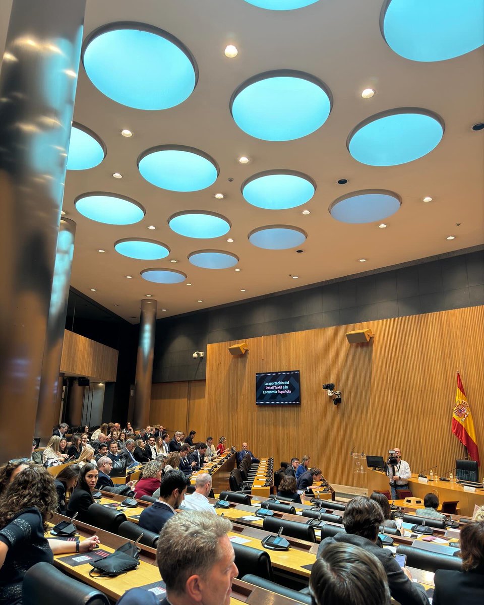 Asociación Retail Textil España - ARTE (@arteretailes) on Twitter photo Damos comienzo al evento del sector #retail #textil en España con la presentación de nuestro informe "La aportación del retail textil a la economía española". Apertura de la mano de <a href="/F_Armengol/">Francina Armengol</a>, <a href="/mjmonteroc/">María Jesús Montero</a> y <a href="/analopezcasero/">ana lopez-casero</a>.
#SectorRetailTexil #ARTEylaeconomiaespañola Damos comienzo al evento del sector #retail #textil en España con la presentación de nuestro informe "La aportación del retail textil a la economía española". Apertura de la mano de <a href="/F_Armengol/">Francina Armengol</a>, <a href="/mjmonteroc/">María Jesús Montero</a> y <a href="/analopezcasero/">ana lopez-casero</a>.
#SectorRetailTexil #ARTEylaeconomiaespañola