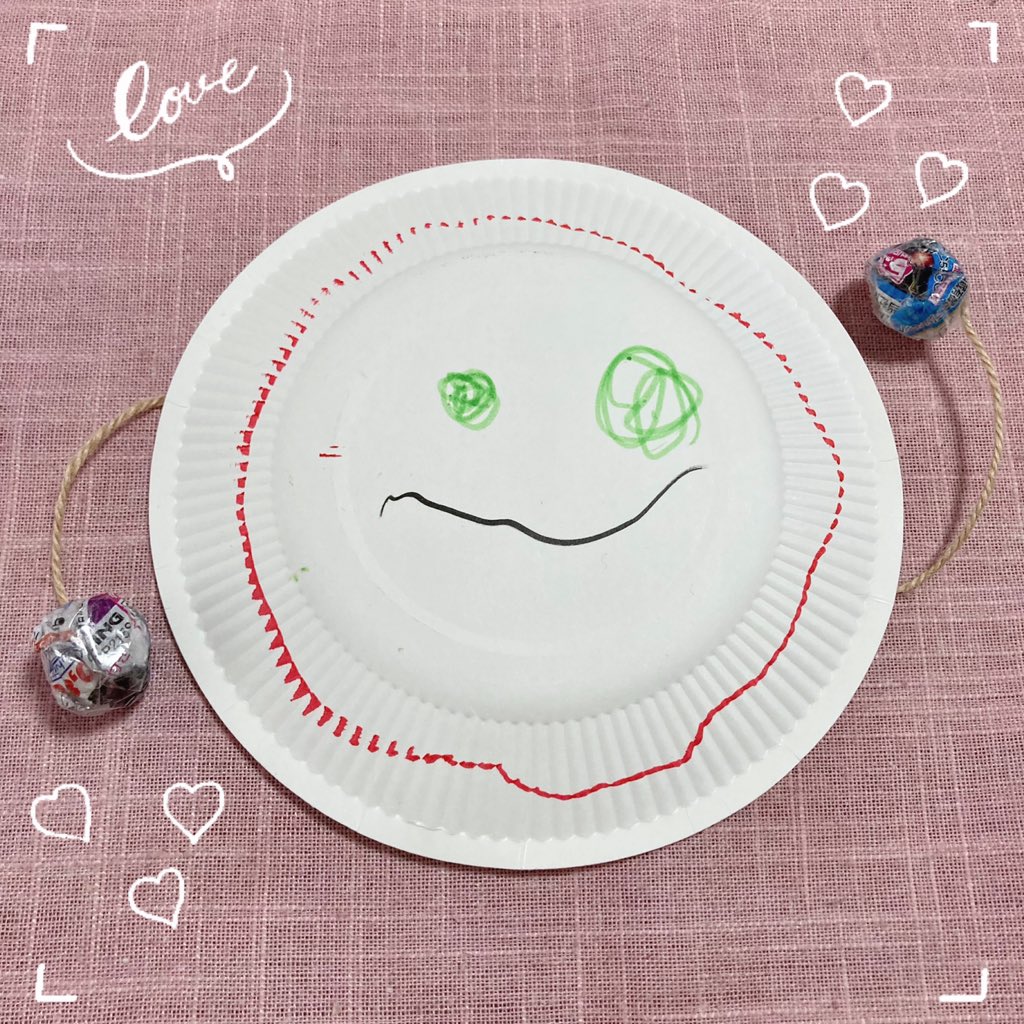ayacat1105's tweet photo. 絵を描く事にあまり興味ない息子氏。

今まで単色orひと通りの色を順番に使いぐるぐるしたものばかりだったけど、

ようやく“ にこっのかお ”を描く事が出来るようになり、こんな感じの工作物を持ち帰る事が増えました ·͜·♡

親バカフィルターで愛嬌を感じる。。

#発達ゆっくり https://t.co/96CT7IB2d8