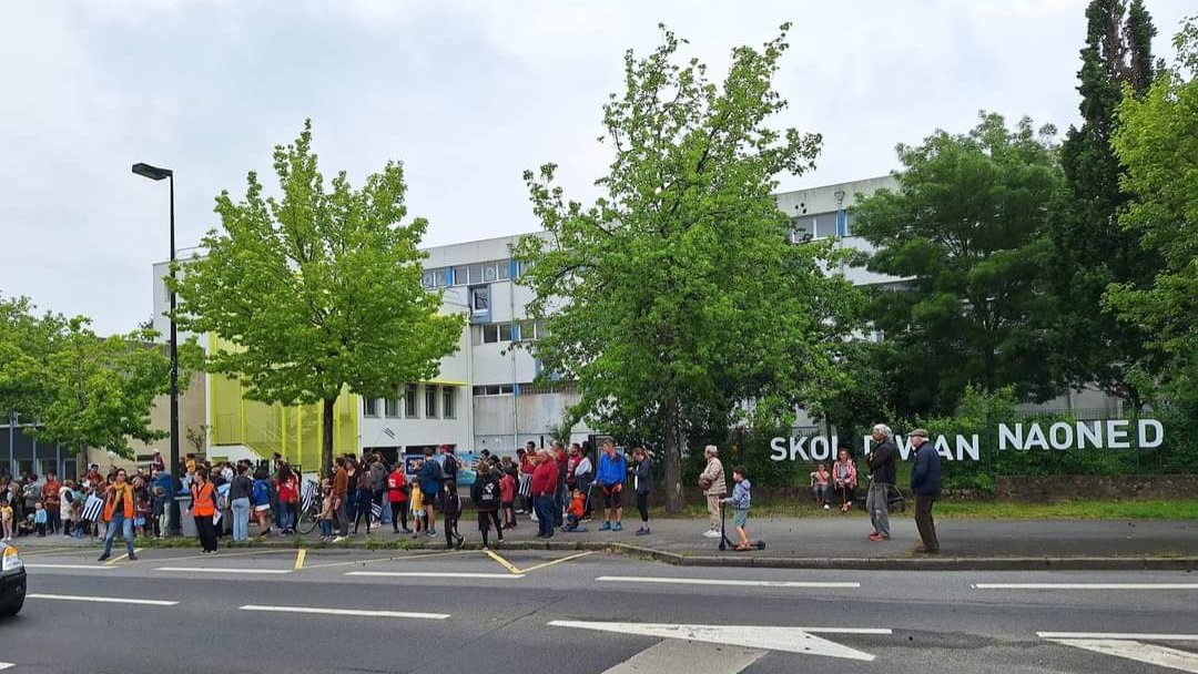 <a href="/Redadeg/">Ar Redadeg</a> o tostaat eus skol Diwan Naoned. Treuskasomp ar #brezhoneg e bro Naoned kenkoulz hag e pep lec'h e Breizh 🏃‍➡️🏃‍♀️‍➡️ #44bzh