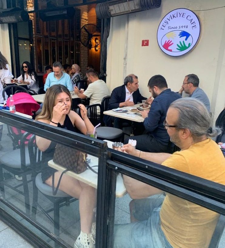 Dün gsnin kirli şampiyonluğunu kutlamaya gelip eli boş dönenlerden eski spor bakanı halihazırda akp İzmir milletvekili ( çete olmuş İzmirli hakemlerle arası iyidir herhalde) Mehmet Kasapoğlu
