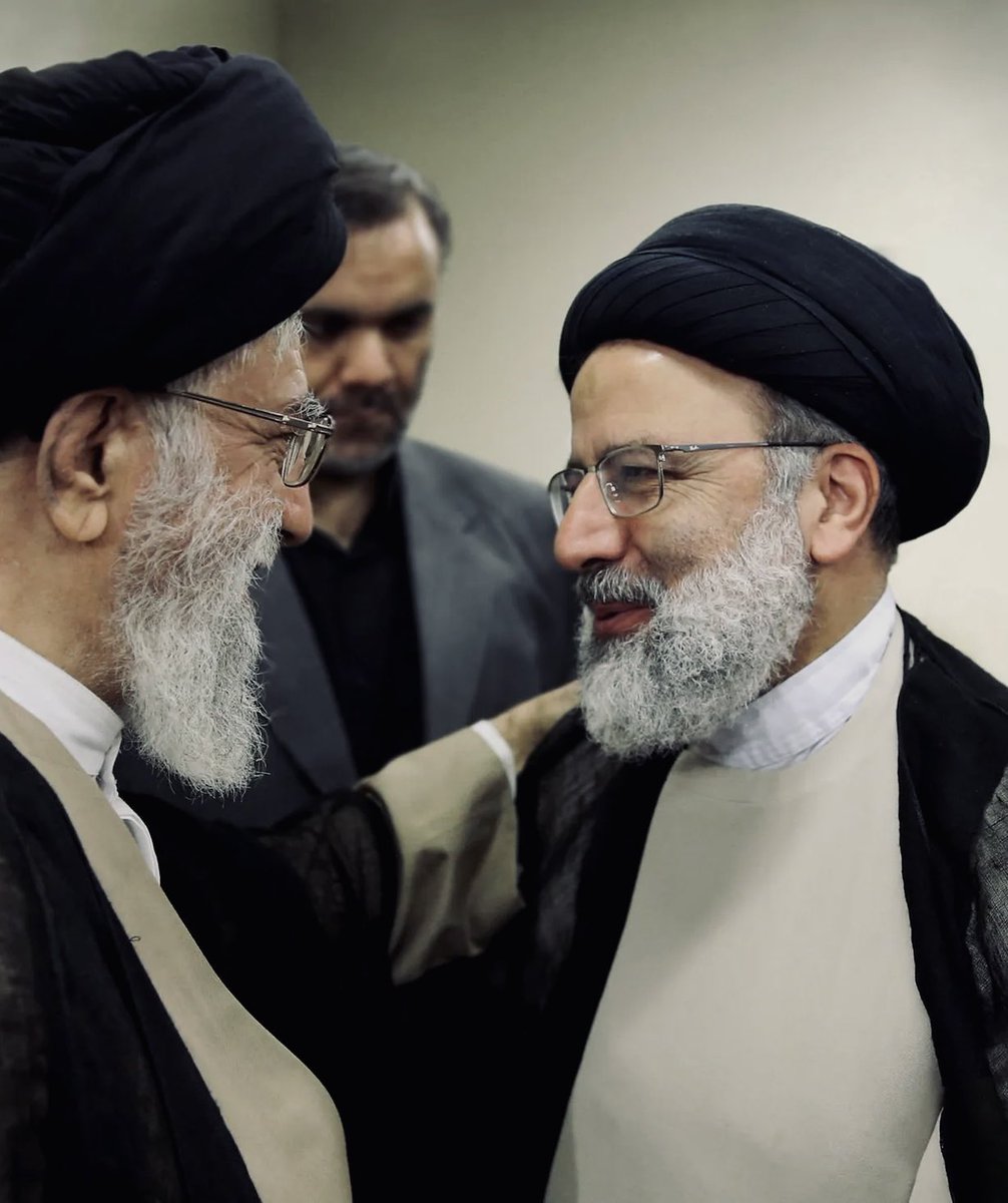 حزن يروح.. وحزن آخرٌ يَفِدُ 
يا ساعَدَ اللهُ مَن أحبابُهُ فُقدوا

إن الأحباء عنك الموتُ غيبهم 
من يؤنس الروح لو عنها مضى الجسد ؟

كانوا يقولون: حتى لو فقدت يداً
 فلتطمئن ها هنا إِنَّا إليك يد

يا سيدي عمت صبراً .. فالرفاق مضوا 
والشهب في الليلة الظلماء تُفتقد