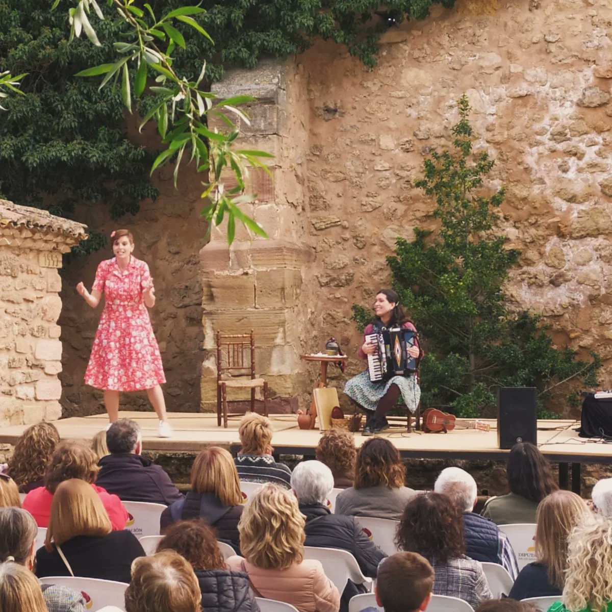 Este escenario de Molina de Aragón pasará a la historia como uno de nuestros favoritos.  
Qué preciosidad Molina, el Alto Tajo y sus gentes! 

#orgullorural #orgulloruralespectáculo #eliayuxía #orgulloruralteatro #SomosDePueblo #molinadearagon #asmec #rewildingspain