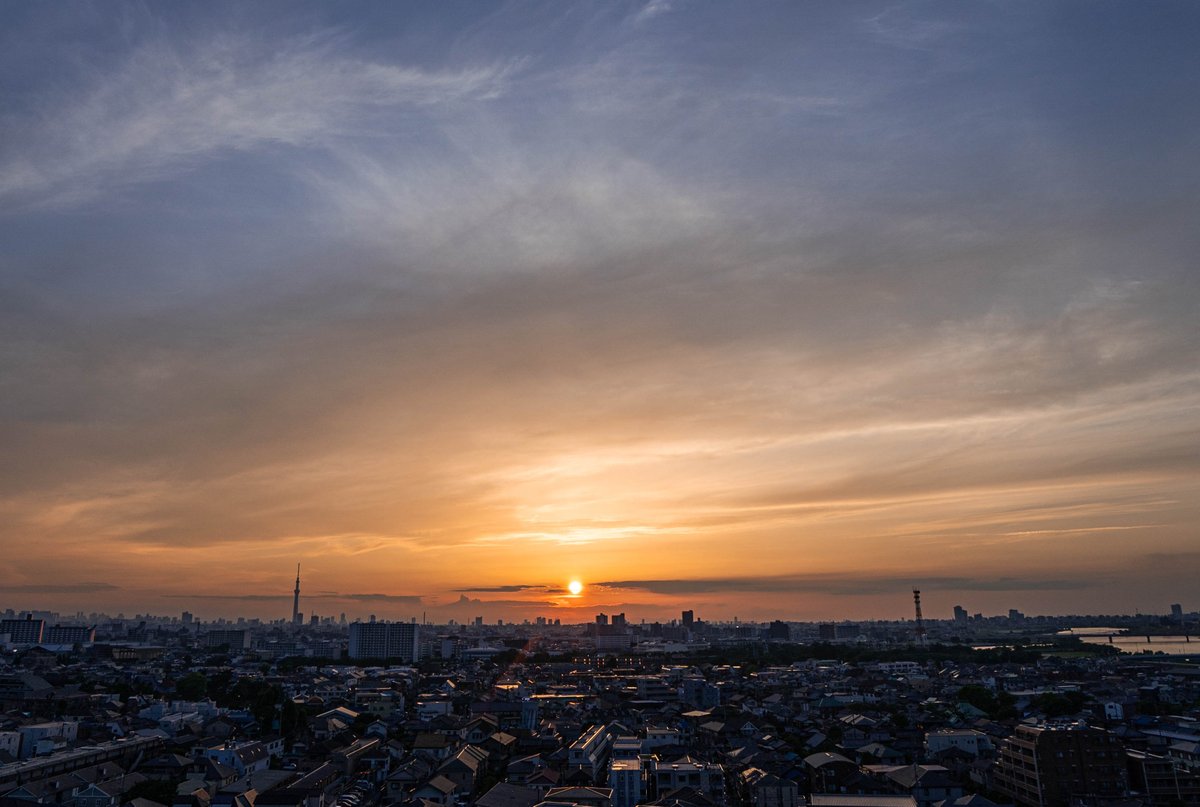 イマソラ。

雲と青空と夕日がいい塩梅な夕暮れでした。
久しぶりにαとZeissで夕日を撮ったが、やっぱり鮮やかさが際立ちますなぁ・・・。（これは控えめな一枚ですが）

 #夕焼け #黄昏 #東京スカイツリー #SONY #α9 #Carlzeiss #SEL1635Z