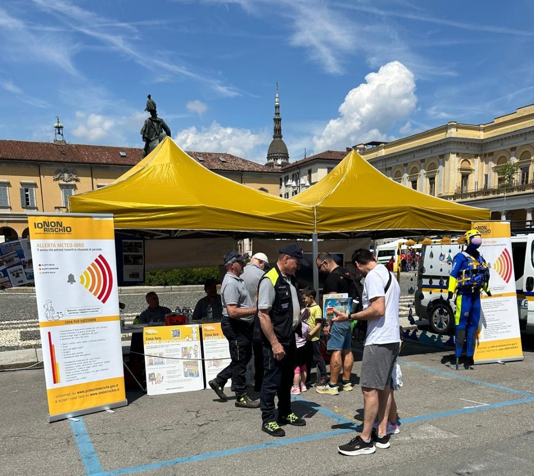 ProCivPiemonte's tweet photo. I #volontari di #protezione civile della @regionepiemonte presenti alla manifestazione #Boomilfestivaldeibambini con i gazebo di @iononrischio, sabato 18 e domenica 19 maggio a #Novara, per diffondere le buone pratiche di #protezione civile https://t.co/jLZZ1fBjeN