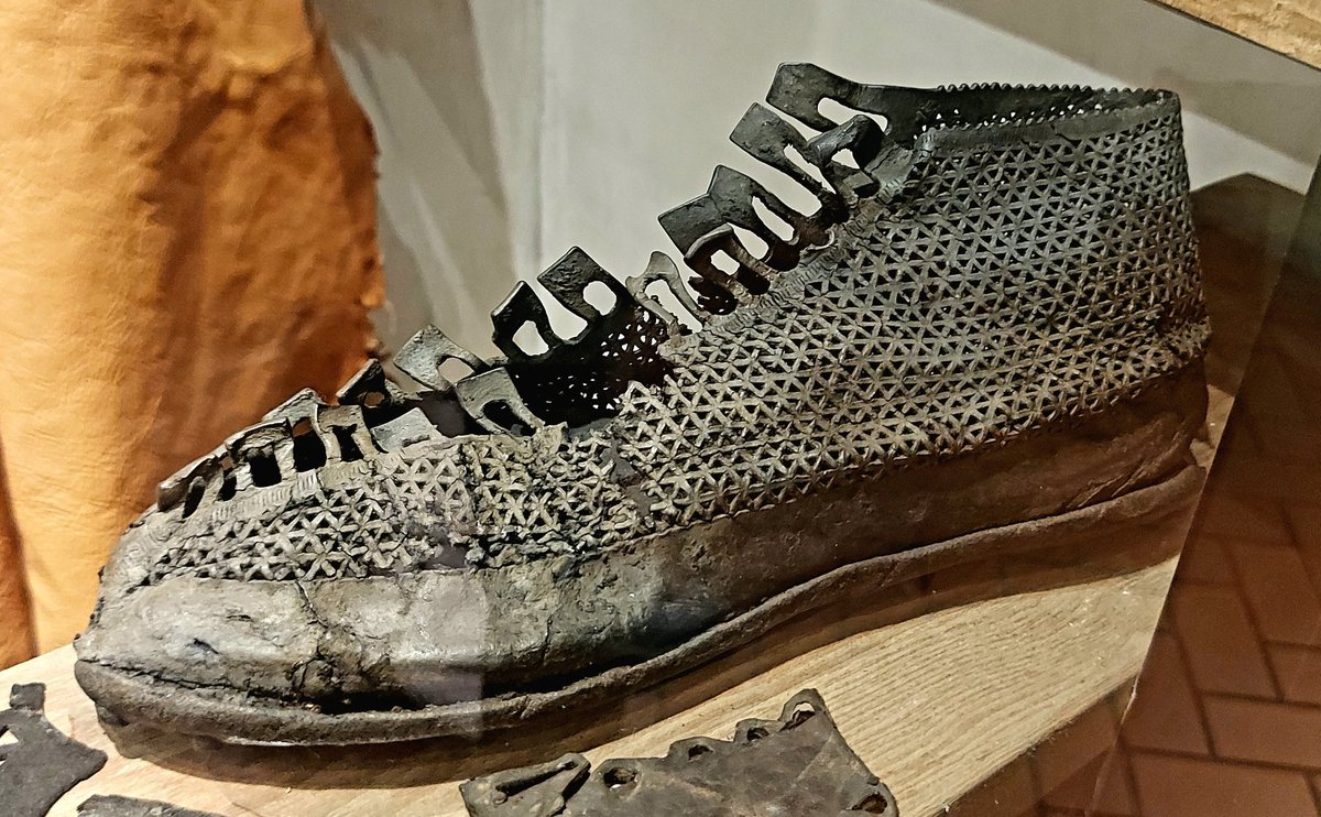 A very stylish #Roman enclosed boot with a highly decorative and intricate cut-out design that would have shown off the wearer’s socks. Found in London, dating c. 75-125 AD. From the collections at the Museum of London. 📸 taken by me