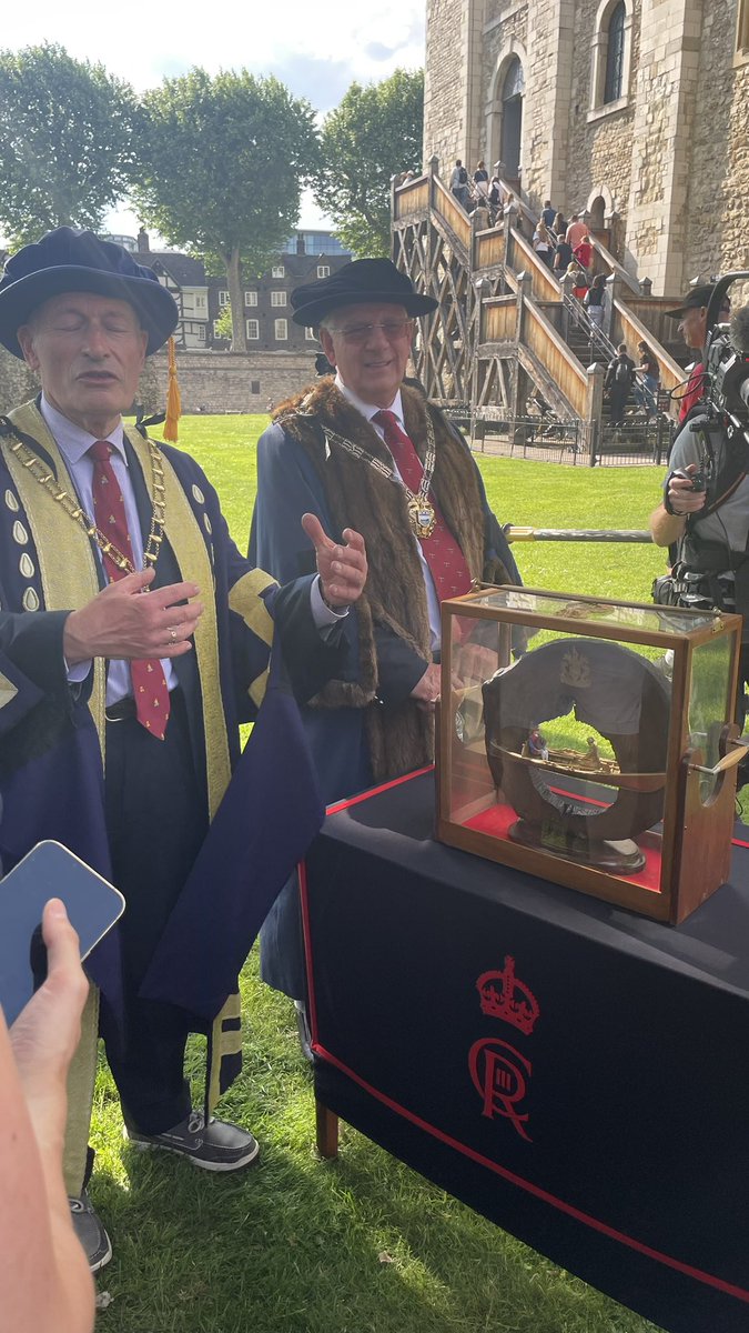 Brilliant afternoon on the Thames for the Tudor Pull! Big shoutouts to the @RBBoatClub for putting on lunch break for everyone and to @TTRALondon for their magisterial organisation! @Tidal_Thames95 @LondonPortAuth @TowerOfLondon @TowerRNLI