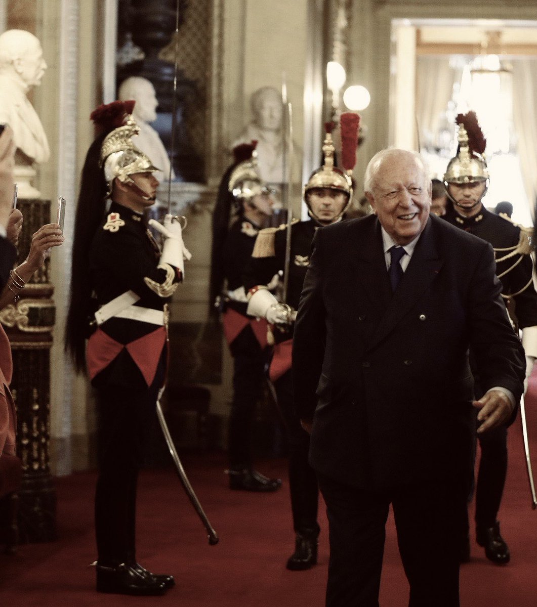 Ministre, sénateur pendant + de 18 ans, VP du @Senat , maire passionné et emblématique de #Marseille pendant 25 ans, Jean-Claude Gaudin nous a quittés. La France perd un grand homme au service de la politique et des territoires, je perds un ami. Mes pensées vont à ses proches.