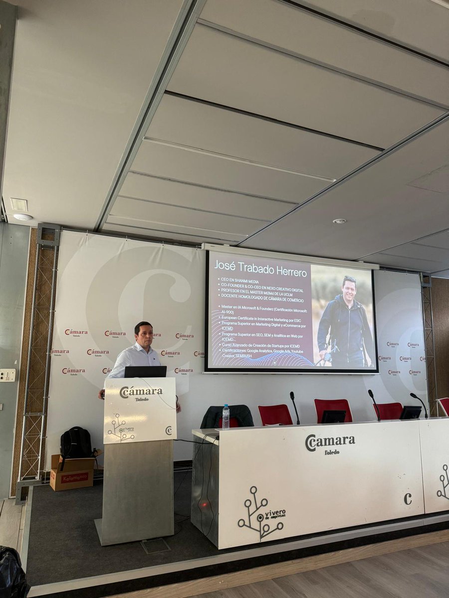 CamaraToledo's tweet photo. Más de 70 personas asisten a nuestra Jornada sobre Inteligencia Artificial (IA) , encuadrada dentro del Programa PYME DIGITAL 2024.
José Trabado, de la empresa Shanmi Media, nos está mostrando cómo la IA puede transformar tu negocio
#EuropaSeSiente #PymeDigital #IA https://t.co/UK0MUrtILL