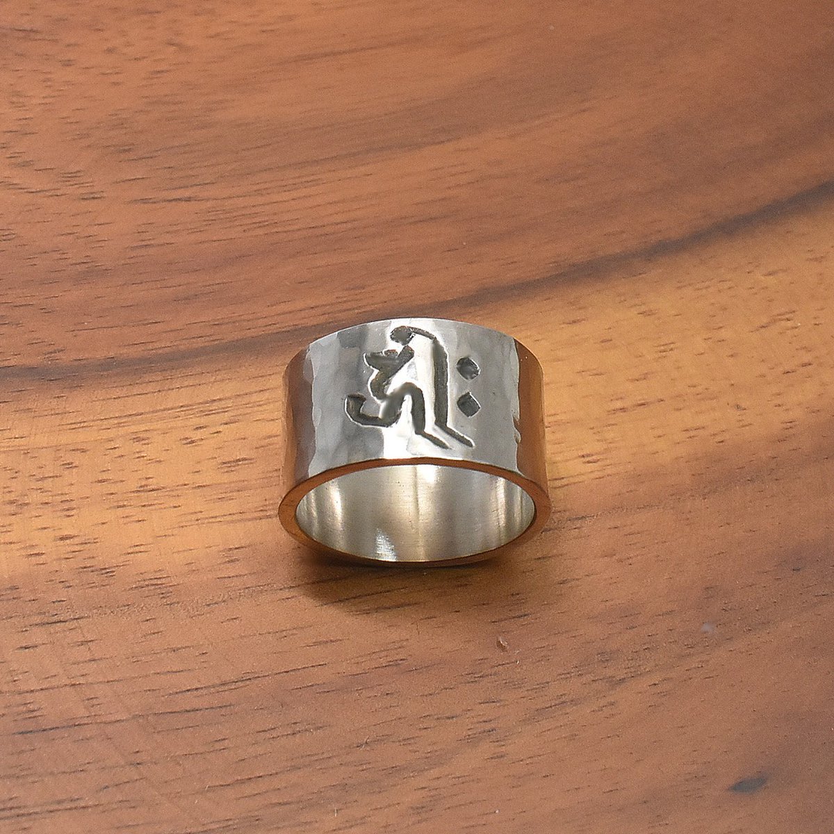 Ankh_Craft's tweet photo. セミオーダーメイドのシルバーリングです梵字のキリークをタガネで彫金しキリークは黒く燻し仕上げをしています。

https://t.co/KjyAcTOHr0

#オーダーメイドリング #梵字 #キリーク https://t.co/rJKsAQwb7w