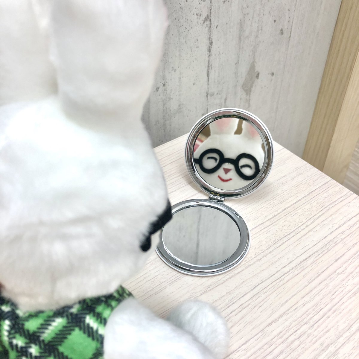 新入荷✨「めがねうさぎ」のコンパクトミラー おばけとうさこの全2種類