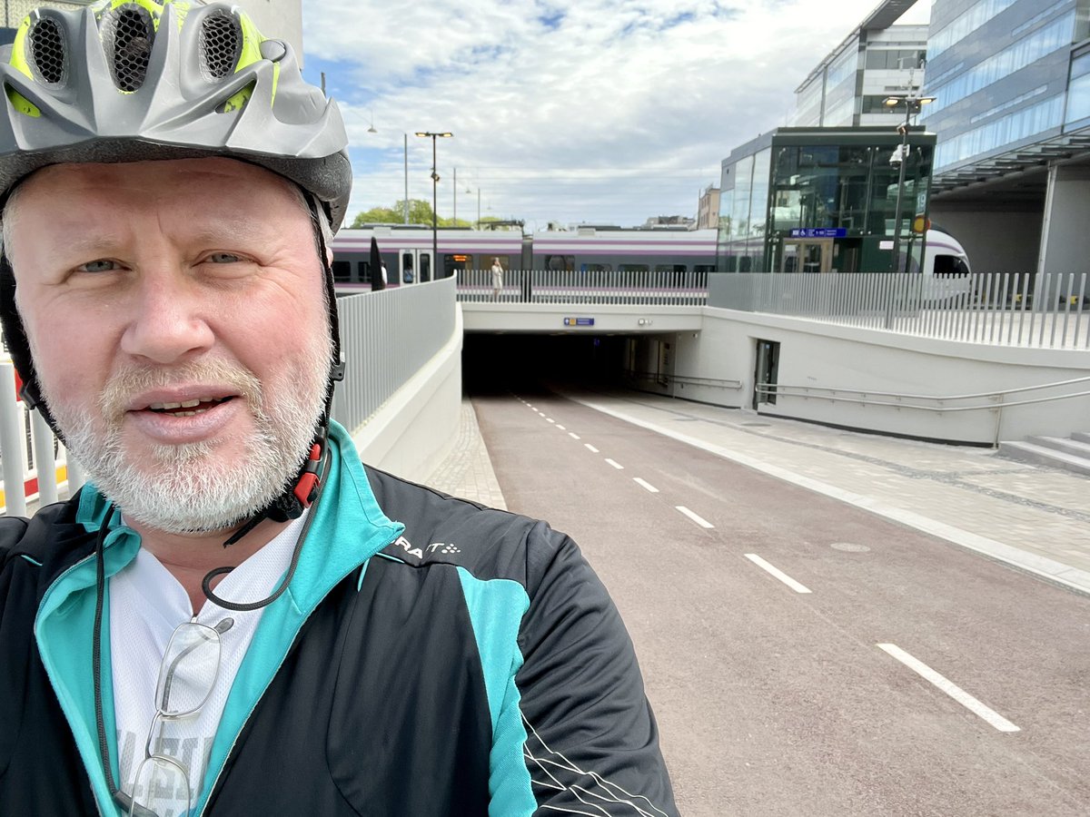 IsToimisto's tweet photo. Pakollinen selffi. Kaisaniemen tunnelin myötä sadat ja tuhannet polkijat eivät enää päivittäin liiku rautatieaseman pääsisäänkäynnin edessä jalankulkijoiden seassa. Kävelijöille se on positiivinen asia. Oma työmatkani on jatkossa selkeämpi. https://t.co/Zlx3PPz9J9