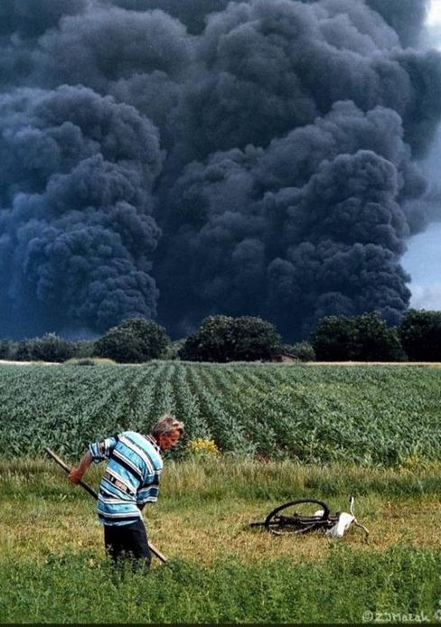 'KOSAČ'-antologijska  fotografija iz juna 1999. godine, nastala kod rafinerije u Pančevu.  Fotograf je Zoran Jovanović, a na fotografiji je Vojislav Minić.