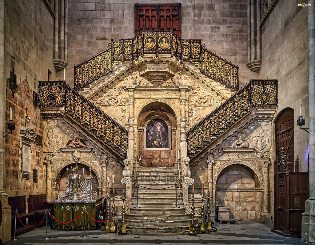 Escalera Dorada de la Catedral de #Burgos, esta genialidad fue realizada por Diego de Siloé entre 1519 y 1523. Se inspiró en modelos del renacimiento italiano de Bramante y Miguel Ángel. A su vez, inspiró a la conocida Opera de París #FelizLunes #BuenosDias