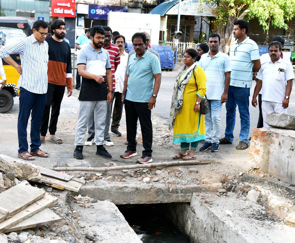 జగదాంబ జంక్షన్‌ అభివృద్ధి పనులను త్వరగా పూర్తి చేయాలని జివిఎంసి కమిషనర్‌ సిఎం. సాయికాంత్ వర్మ ఐఏఎస్ ఆదేశించారు. క్లాక్ టవర్, లేపాక్షి జంక్షన్ పనులను మే నెలాఖరులోగా పూర్తి చేయాలని సూచించారు. రోడ్డు, ఫుట్‌పాత్‌లపై ఉన్న ఆక్రమణలను తొలగించాలని టౌన్‌ ప్లానింగ్‌ అధికారులను ఆదేశించారు.