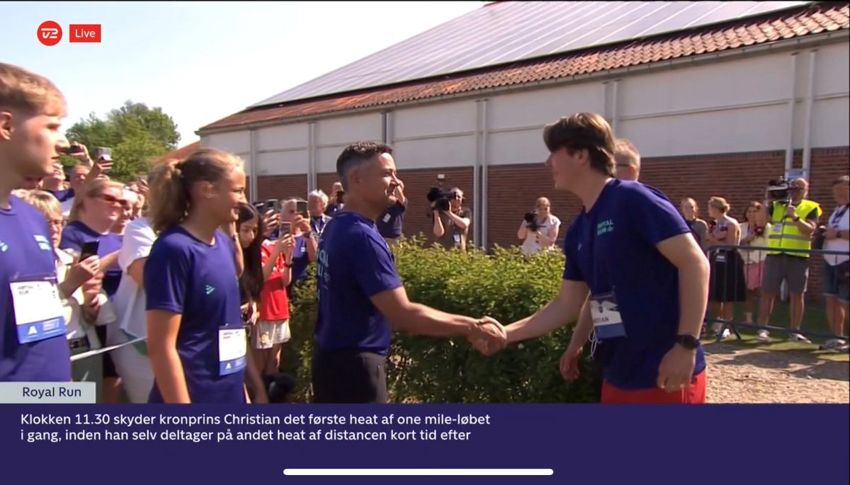 DGI - Vi elsker idræt (@dgi_dk) on Twitter photo Royal Run er godt i gang 👑 Motionsfest i fem byer - DGI's adm. direktør Jens Otto Størup tog imod H.K.H. Kronprinsen i Brønderslev Royal Run er godt i gang 👑 Motionsfest i fem byer - DGI's adm. direktør Jens Otto Størup tog imod H.K.H. Kronprinsen i Brønderslev
