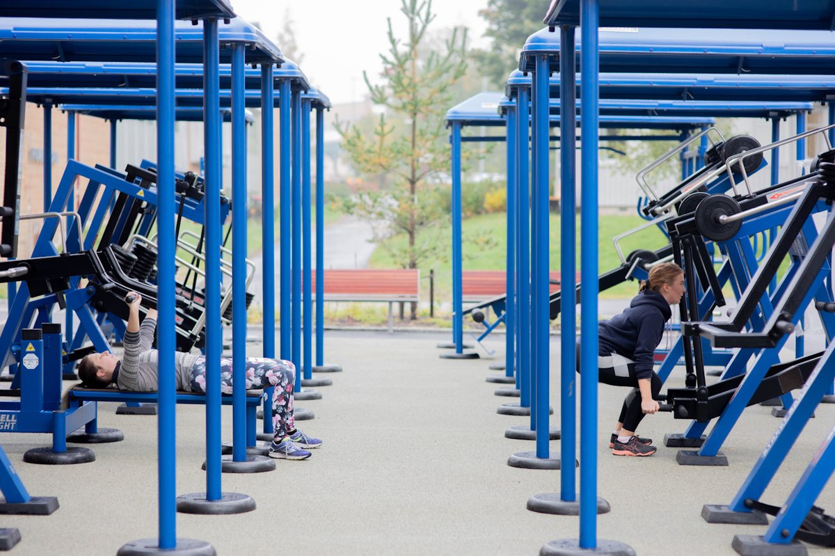 Friskvård på campus! På Umeå universitets huvudcampus finns många fina platser för rekreation, ett härligt träningspass ute eller vänskaplig kubb-match. Det finns utegym och märkta walk and talk-slingor. Ta en paus och kom tillbaka med fullt fokus sen. 💛