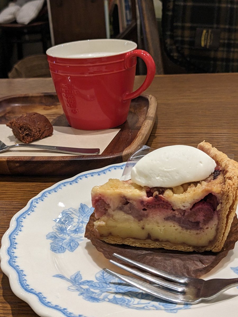 bhrkuti_'s tweet photo. イチゴとクランベリーなので甘酸っぱいかと思って食べたら拍子抜け
フラン生地の優しい甘さ
#ベアレントルテ
#KNETEN https://t.co/6H3Z6TjaV1