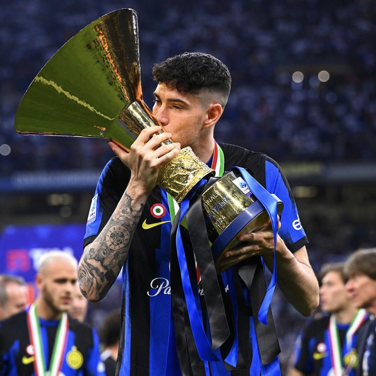 starsonfield's tweet image. Ancora complimenti a tutti. Finalmente con la coppa 🏆🖤💙
.
#StarsOnField #SoF #MatteoDarmian #AlessandroBastoni #EmilAudero #SimoneInzaghi #IM2Stars