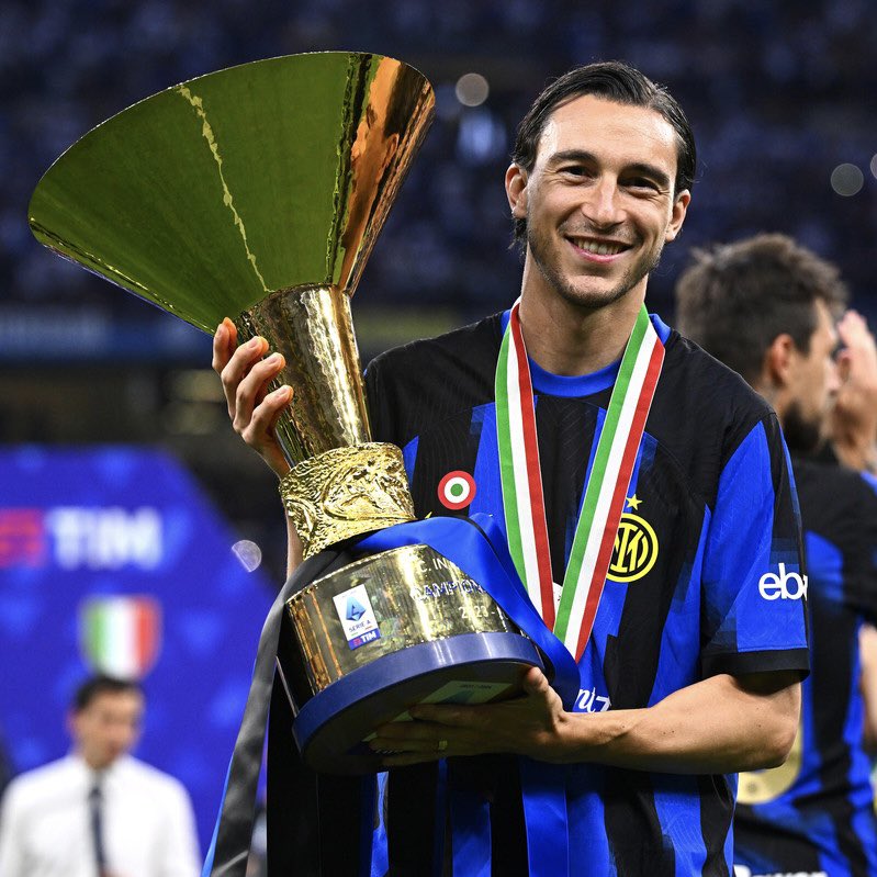 starsonfield's tweet image. Ancora complimenti a tutti. Finalmente con la coppa 🏆🖤💙
.
#StarsOnField #SoF #MatteoDarmian #AlessandroBastoni #EmilAudero #SimoneInzaghi #IM2Stars