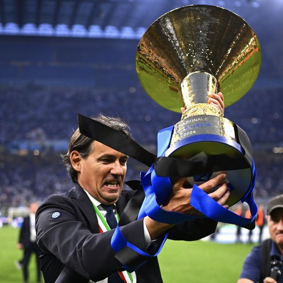 starsonfield's tweet image. Ancora complimenti a tutti. Finalmente con la coppa 🏆🖤💙
.
#StarsOnField #SoF #MatteoDarmian #AlessandroBastoni #EmilAudero #SimoneInzaghi #IM2Stars